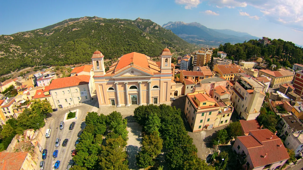La cattedrale di Santa Maria della Neve e il centro di Nuoro visti dall’alto
