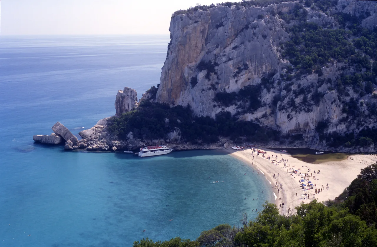 Le falesie e il mare di Cala Luna, nel golfo di Orosei