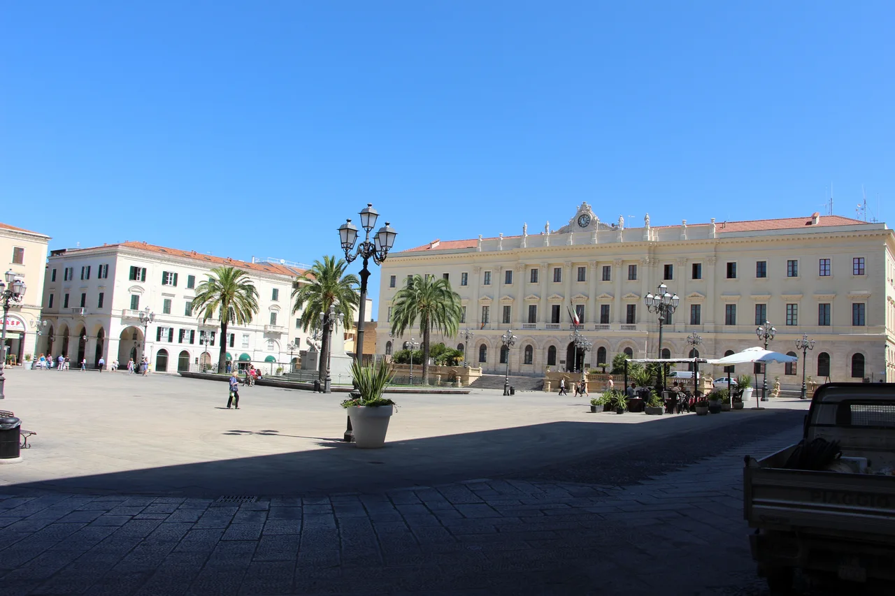 Piazza d’Italia e il Palazzo della Provincia a Sassari